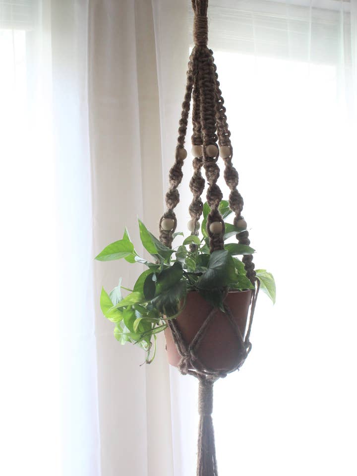 Cintre de plante moyenne à grande tresse en cascade carrée en jute pour la vente par The Crafty Glammie