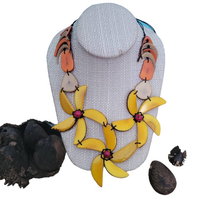 Latzkette mit Passionsblume, Tagua-Blumen, Resortschmuck für den Großhandel von Organic jewelry by Allie