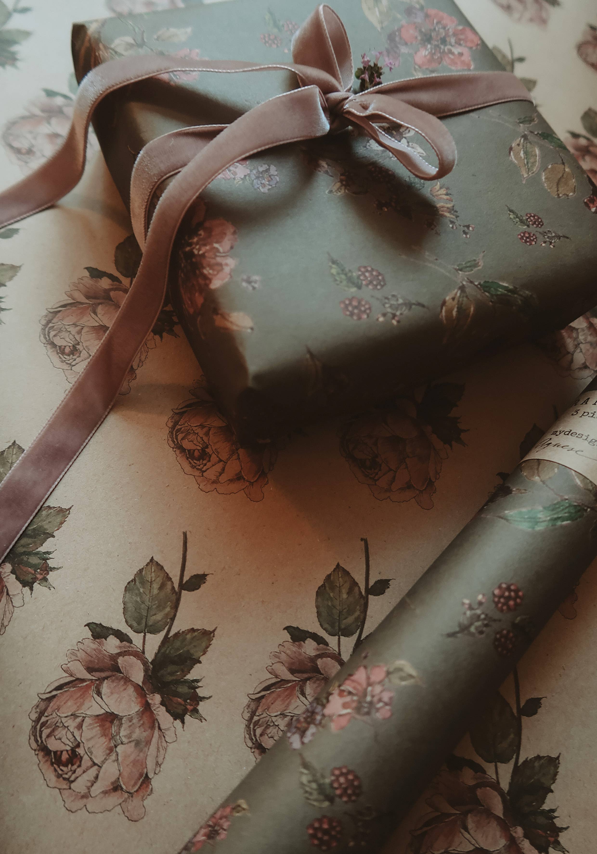 MyDesignPictures – wholesale Wrapping paper roll – Set Of 3 Pieces Flowers on dark gray kraft Wrapping Paper8