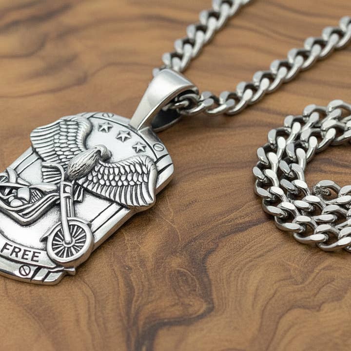 SK6100 Ride Free Motorcykel Eagle vedhæng med 24" cubansk link kæde. Høj kvalitet 316L rustfrit stål for engroshandel hos Heavy Metal Jewelry
