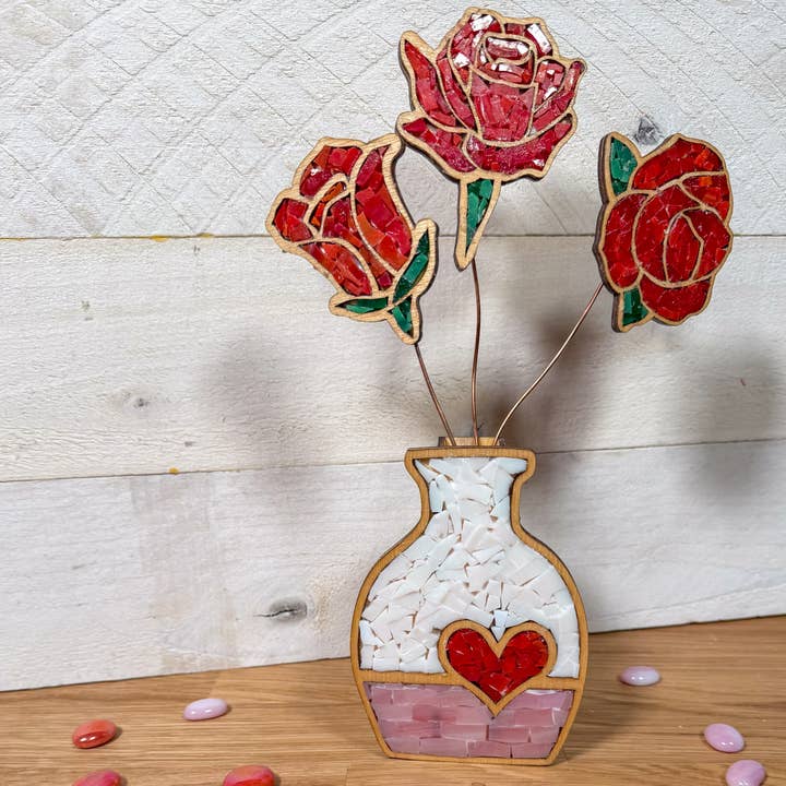 Gör-det-själv glasblomvas med hjärtan & rosor målad på glas för wholesale av Stained Glass Sundays