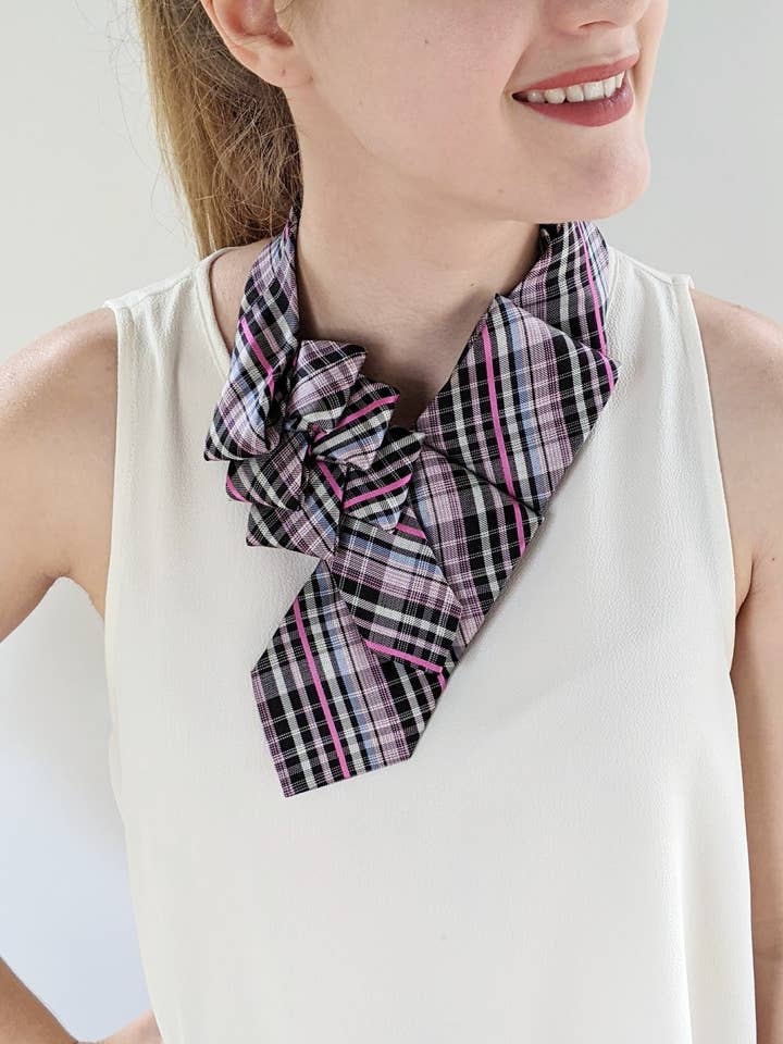 Écharpe Ascot à carreaux rose et gris pour la vente par Ogsplosh