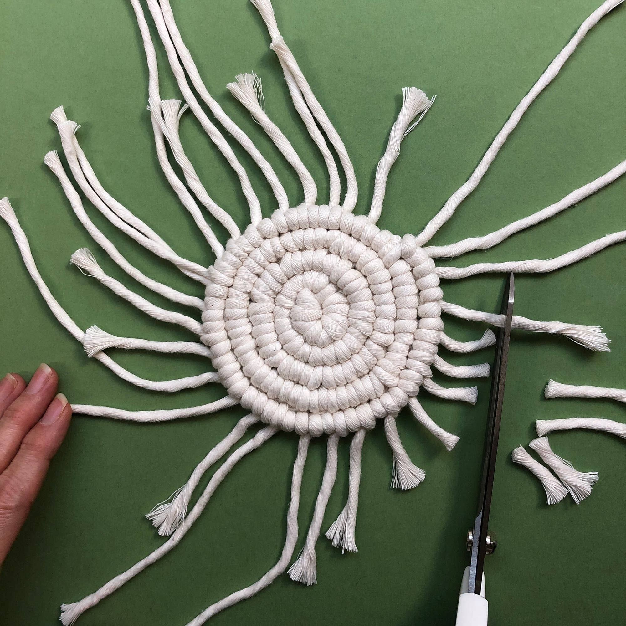 Bergin & Bath - Venta al por mayor Kit de manualidades - Kit de Macramé Posavasos - Rosa Rubor, Verde Laurel y Beige8