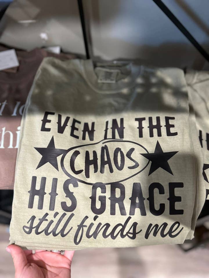 Même dans le T-shirt Chaos Gildan pour la vente par KP & CO