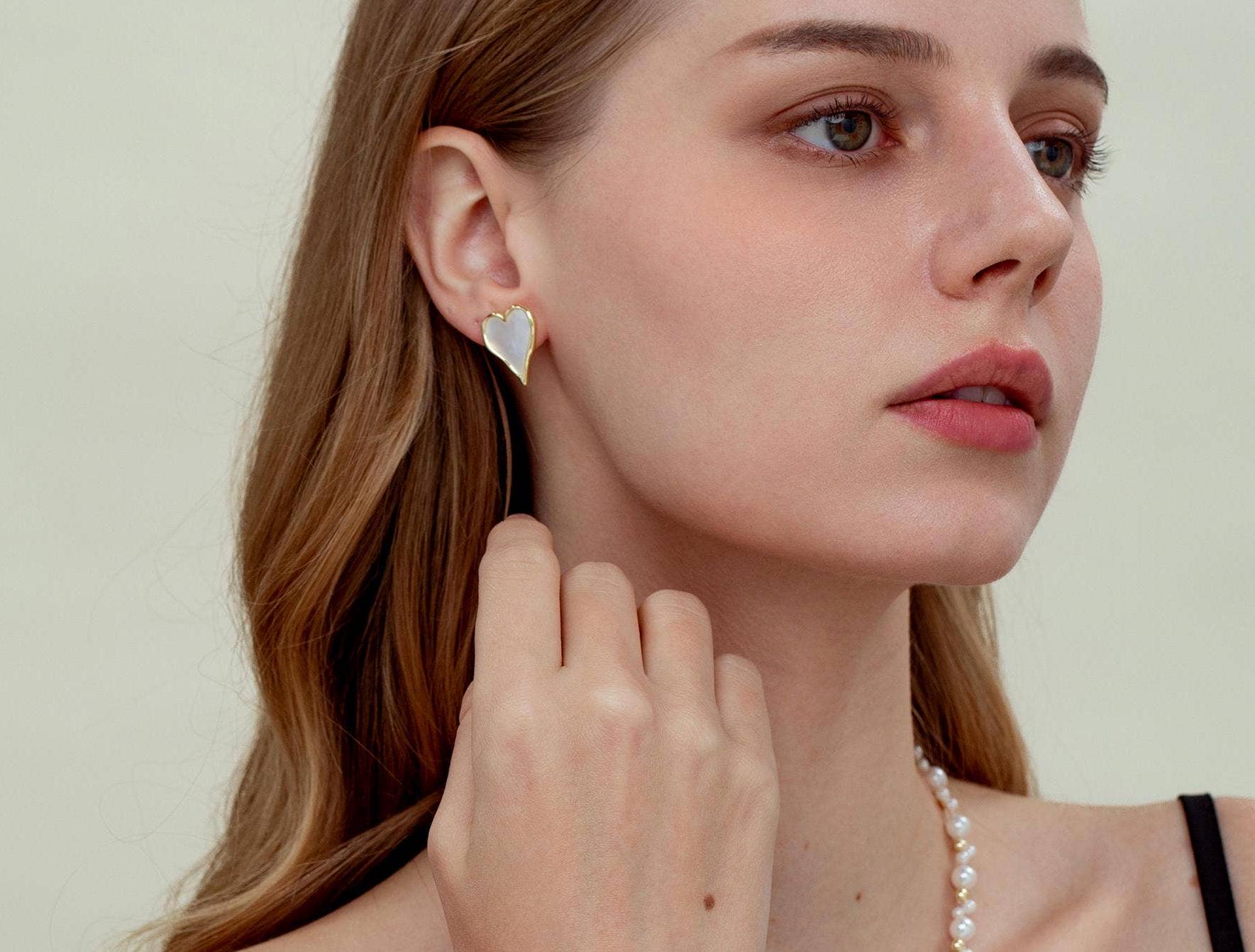 Jewel Pledge - Wholesale Stud/Post Earrings - Pearl Heart Earrings with Gold Details, Bridal Gift ERG3741