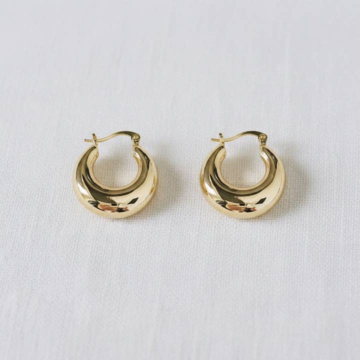 Orecchini a cerchio in tonalità oro lucido per la vendita all'ingrosso da parte di Ellemadera