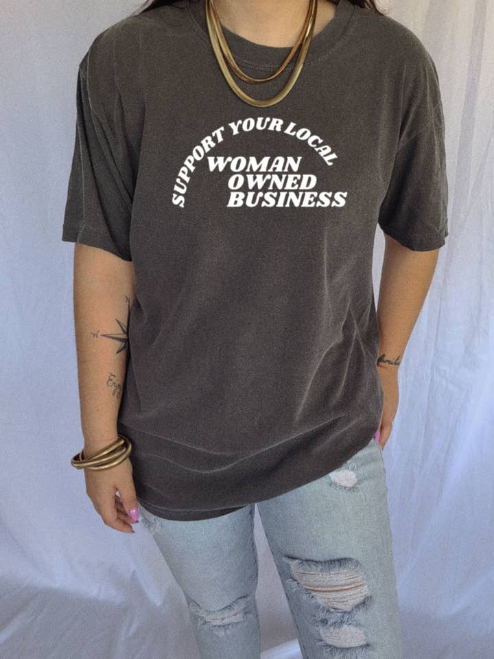 SUPPORT THROWBACK-T-SHIRT IN ÜBERGRÖSSE IM FRAUENBESITZ für den Großhandel von Thread House