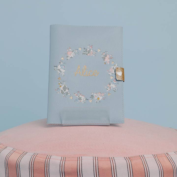 Protège carnet de santé Bleu givré Couronne de fleurs en liberty pour la vente par Crapaud Chou