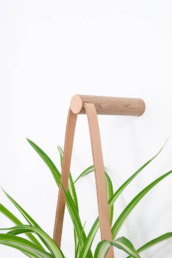 Wolfram Lohr – wholesale Hanging planter – Medium Peg Wall Planter Light Tan2