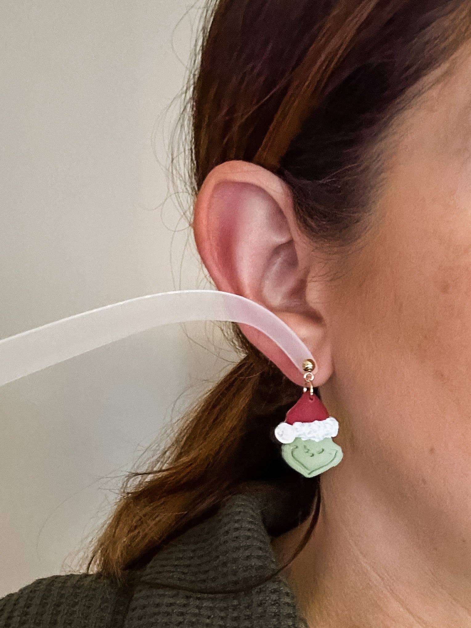 Mellow Dove Designs – Großhandel Ohrhänger – Grinch Dangle Ohrringe | Boho-Weihnachtsohrringe2