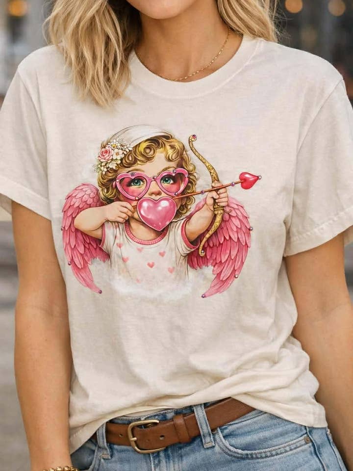 Elfenben Comfort Colors T-shirt |Kupidografik med lyserøde rhinsten for engroshandel hos Chics Dig It