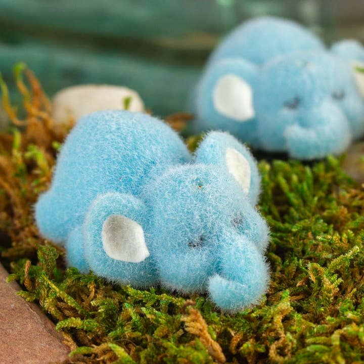 Factory Direct Craft - Vente Décorations de table - Bébés éléphants bleus miniatures floqués endormis (sachet de 6)1
