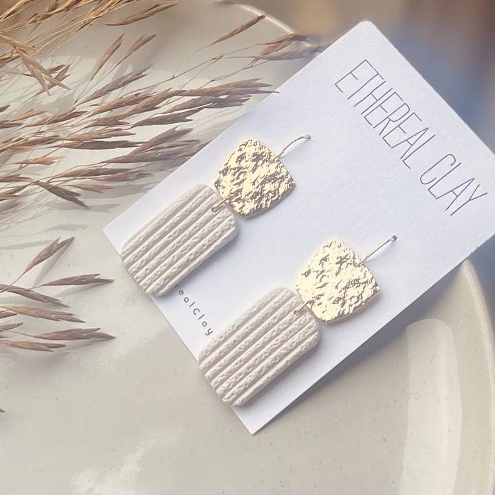 Pendentif Boho Simple en argile, doré martelé, style printanier pour la vente par Ethereal Clay