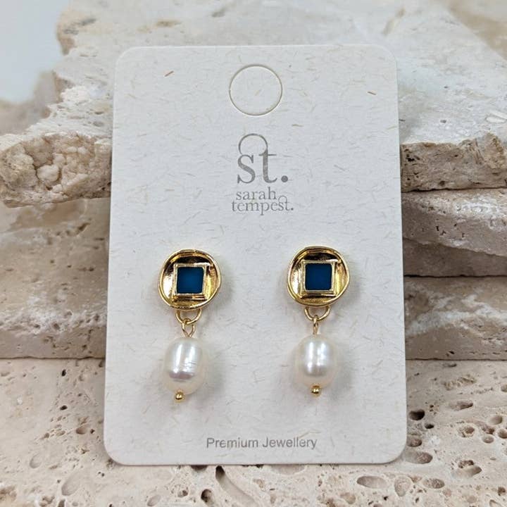 Pendientes de tuerca con incrustaciones de esmalte bizantino y perla auténtica en forma de gota para venta al por mayor de Tempest Designs