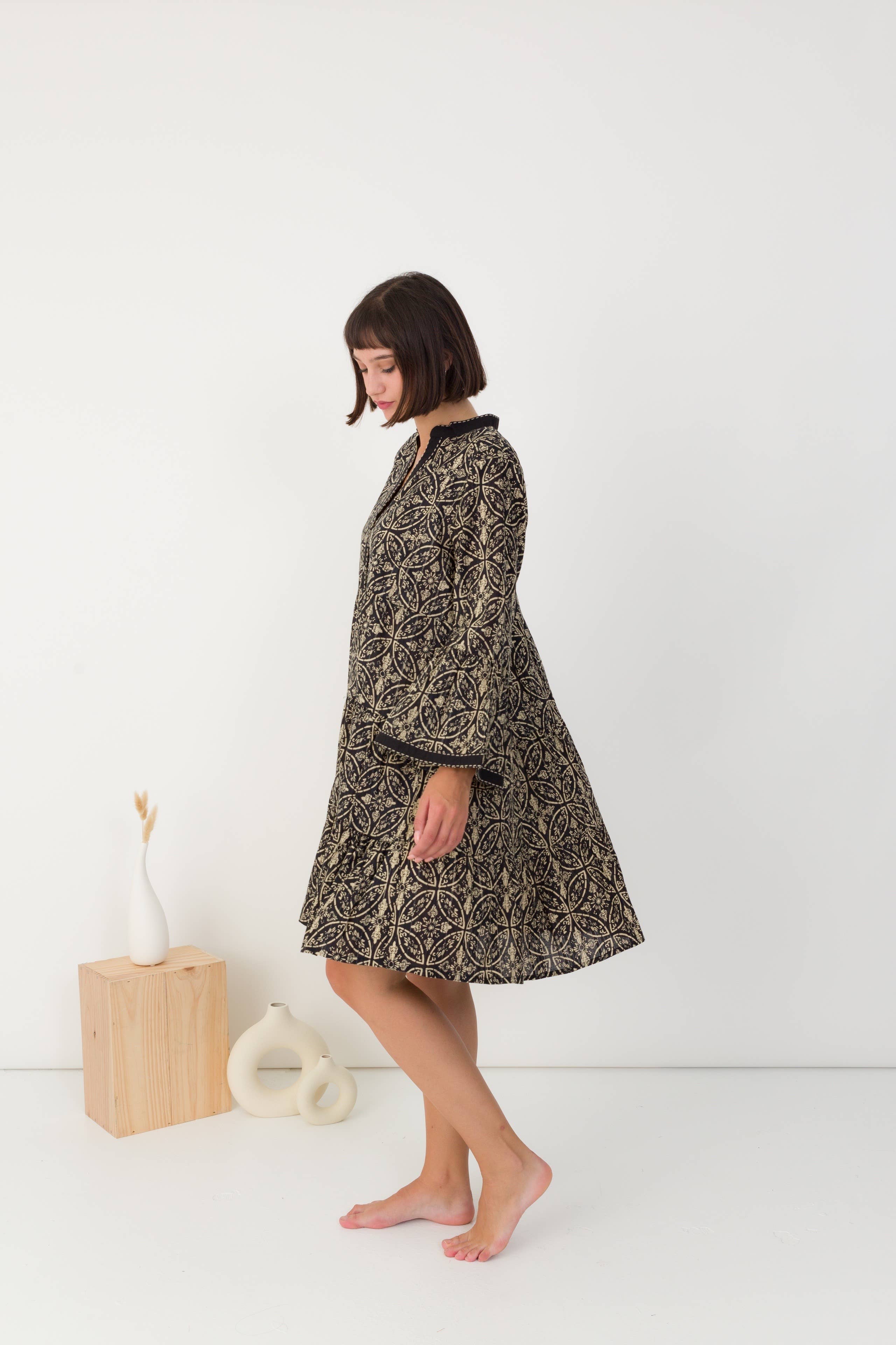 764 Abito corto con scollo a V - Prezzo  in vendita all'ingrosso su Faire8