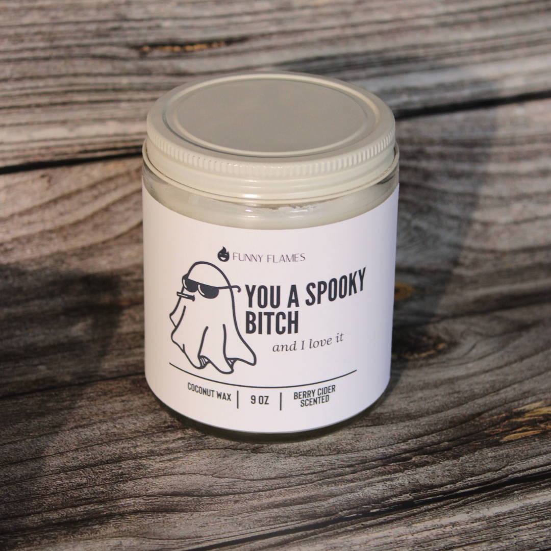 Funny Flames Candle Co - Les Creme – Großhandel Kerze im Glas / gefüllte Kerze – Lustiges Herbst-Halloween-Geschenk „You A Spooky Bitch And I Love It“4
