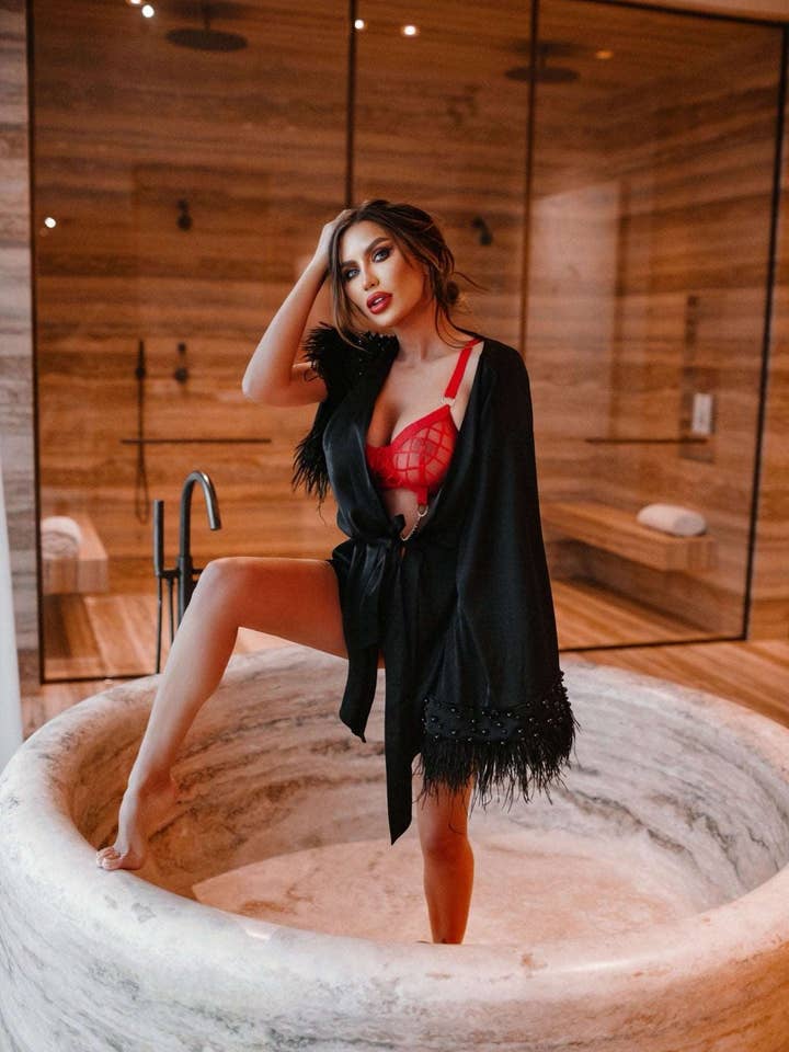 inna elsie - Vendita all'ingrosso Vestaglia - Donna - Vestaglia SOFIA nera in seta con piume