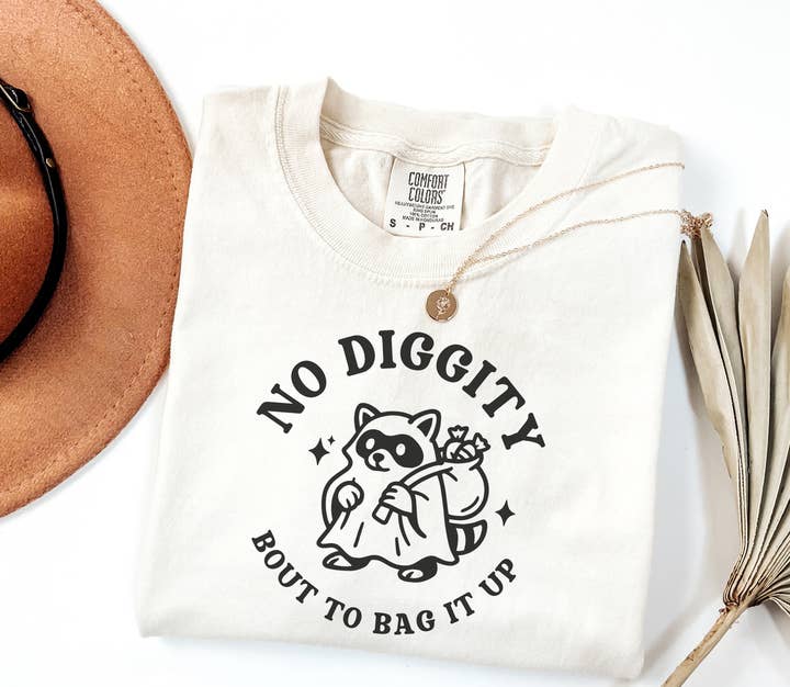 Maglietta Divertente di Halloween - T-shirt Vintage con Procione Fantasma per la vendita all'ingrosso da parte di Stiles Tee Co.