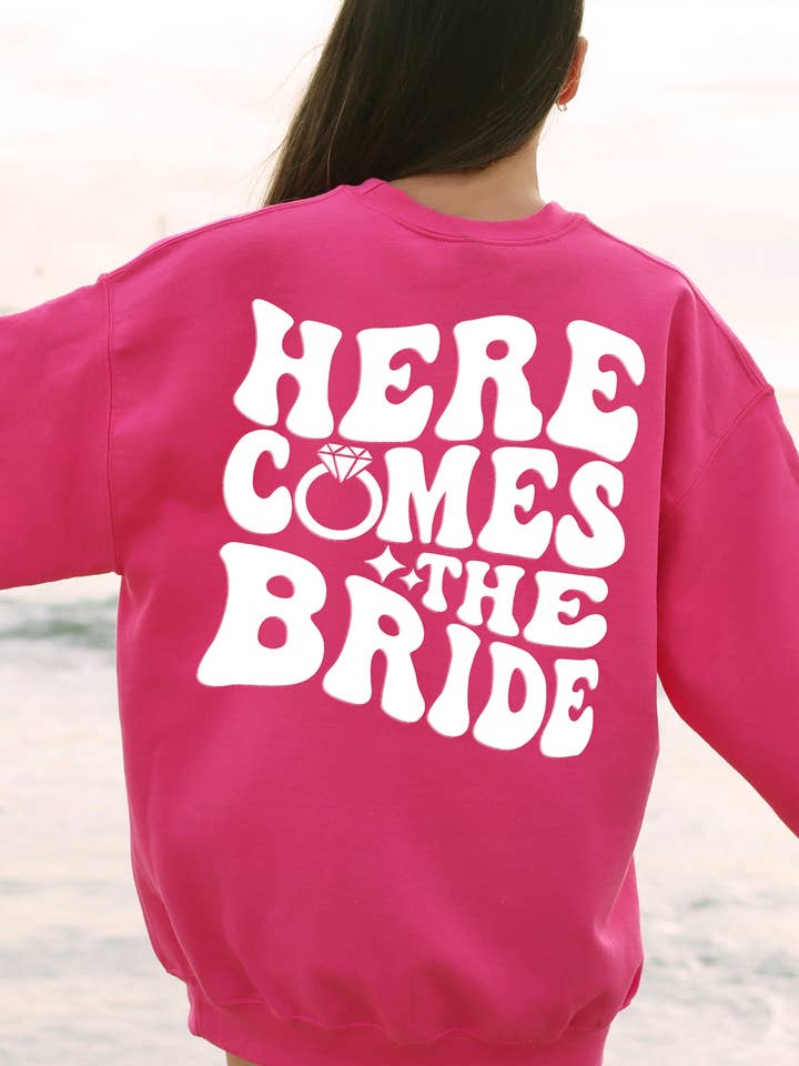 Sudadera de novia Here Comes The Bride para venta al por mayor de Heirloom Bridal Company