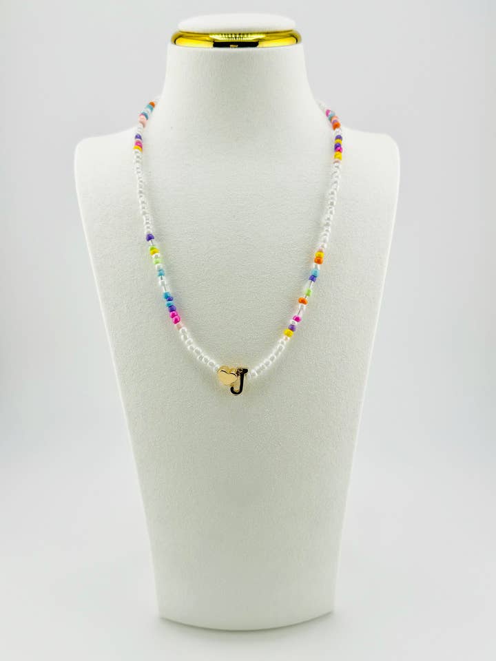 J Perlenkette Initial in Weiß und Pastellfarben für den Großhandel von Bella Blu Designs