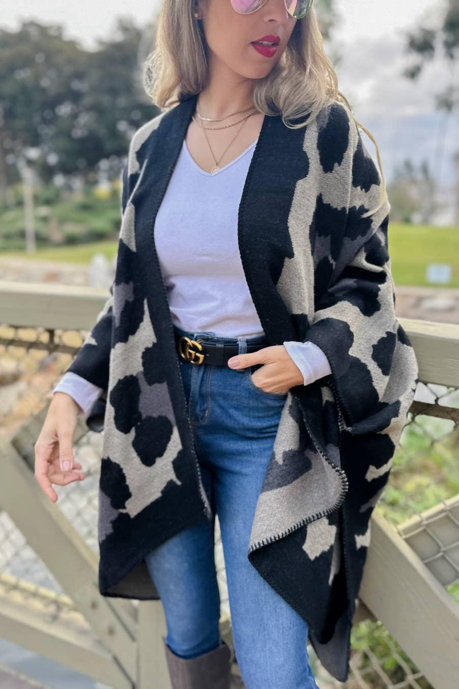 Schwarz Schwarzer, kuscheliger Kimono-Strickcardigan mit Leopardenmuster für den Großhandel auf Faire4