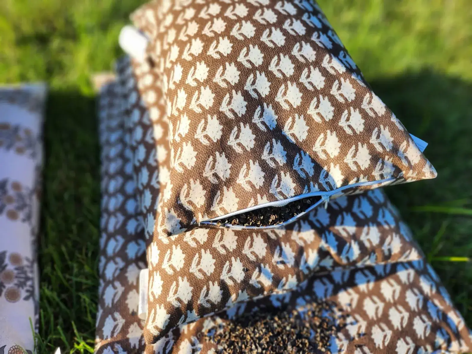 Orimono Elegance - Vendita all'ingrosso Cuscini per letto - Cuscino di Grano Saraceno Biologico – Copertura in Cotone Floreale Neutro2