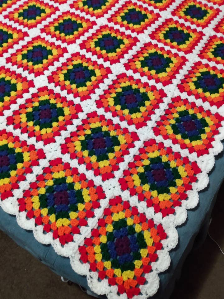 Rainbow Granny Square Afghan, couverture en crochet faite à la main pour la vente par Cold Stream Crafts