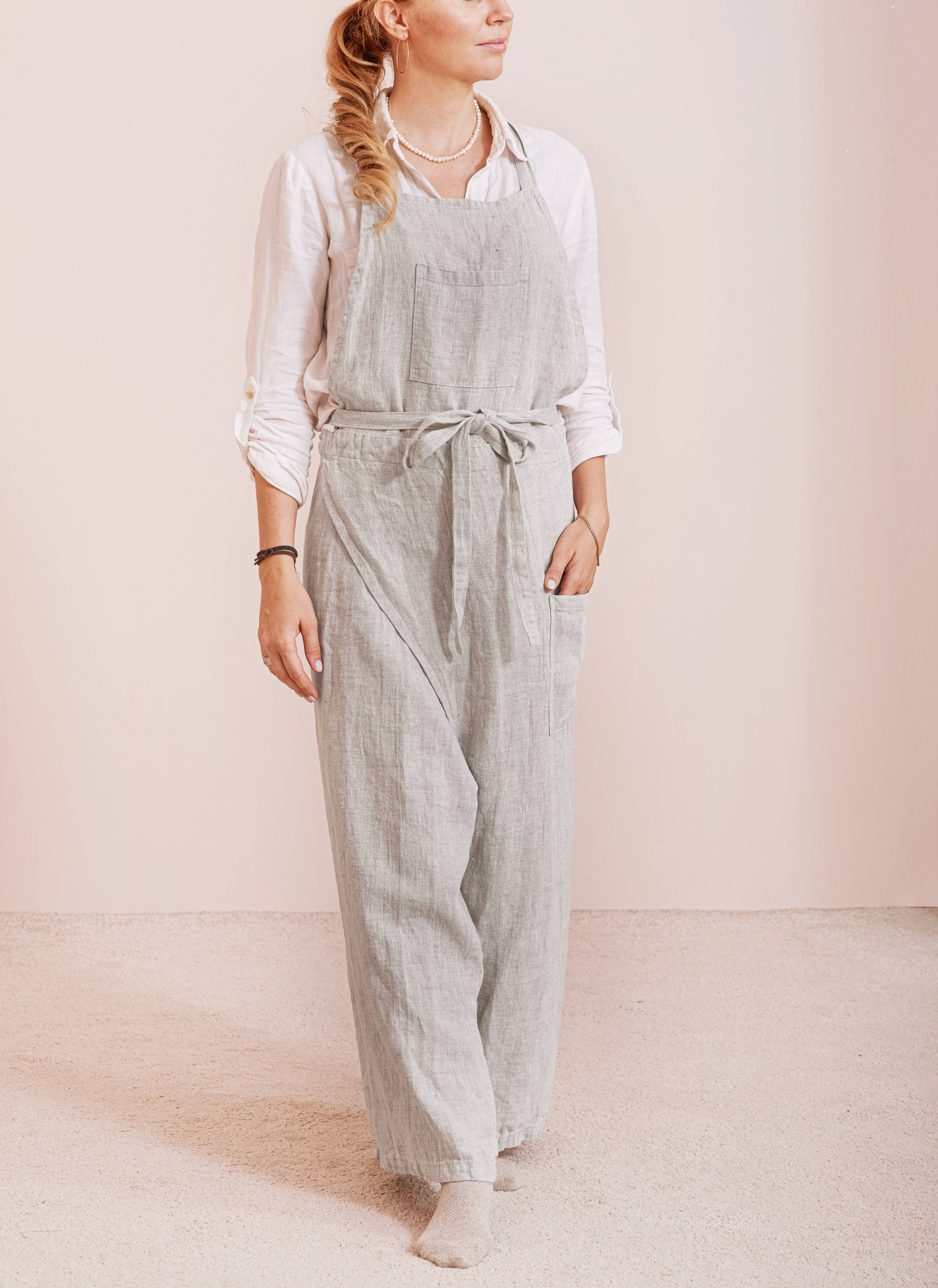 LinenQ – wholesale Apron – Linen pottery apron split leg 5