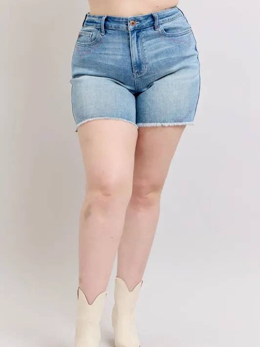 Short en jean Judy Blue grande taille taille haute avec détails broderie western et bords coupés pour la vente par Queenado
