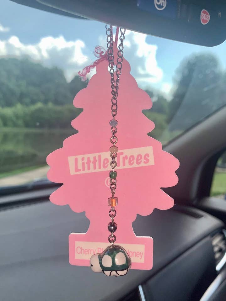 Travis | Turtle Car Charm | Rückspiegelzubehör | Autospiegel-Begleiter | Autodekoration | Fahrzeuginnenausstattung für den Großhandel von StayTay Store