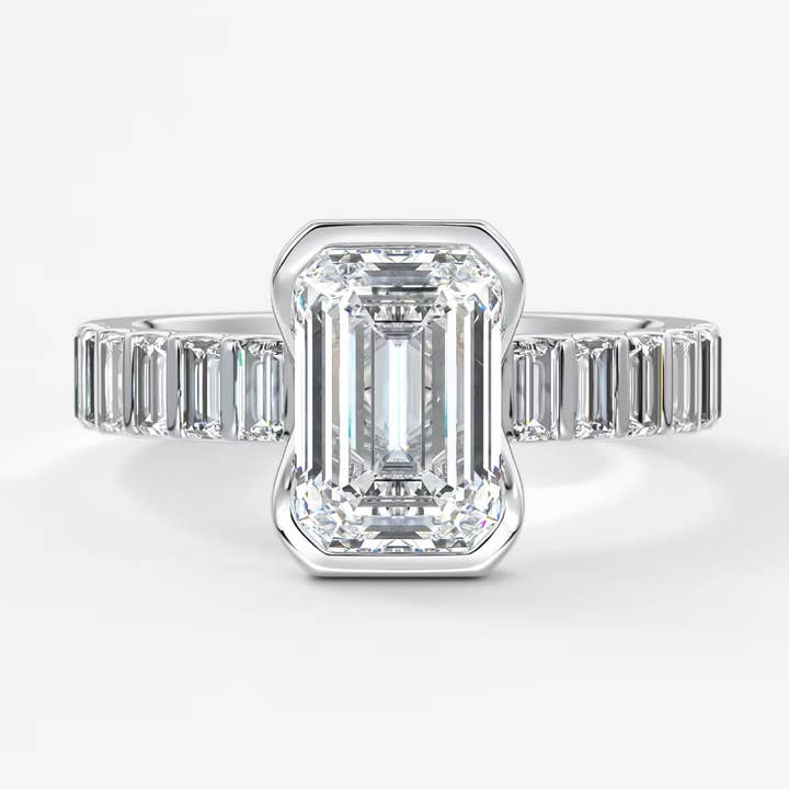 Bague de fiançailles à émeraude demi-sertie avec bande de diamants taille baguette pour la vente par Caratina