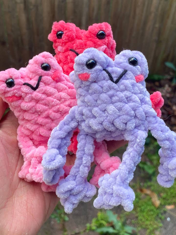 Kleine gehäkelte langbeinige Frösche für den Großhandel von Fate and Fiber