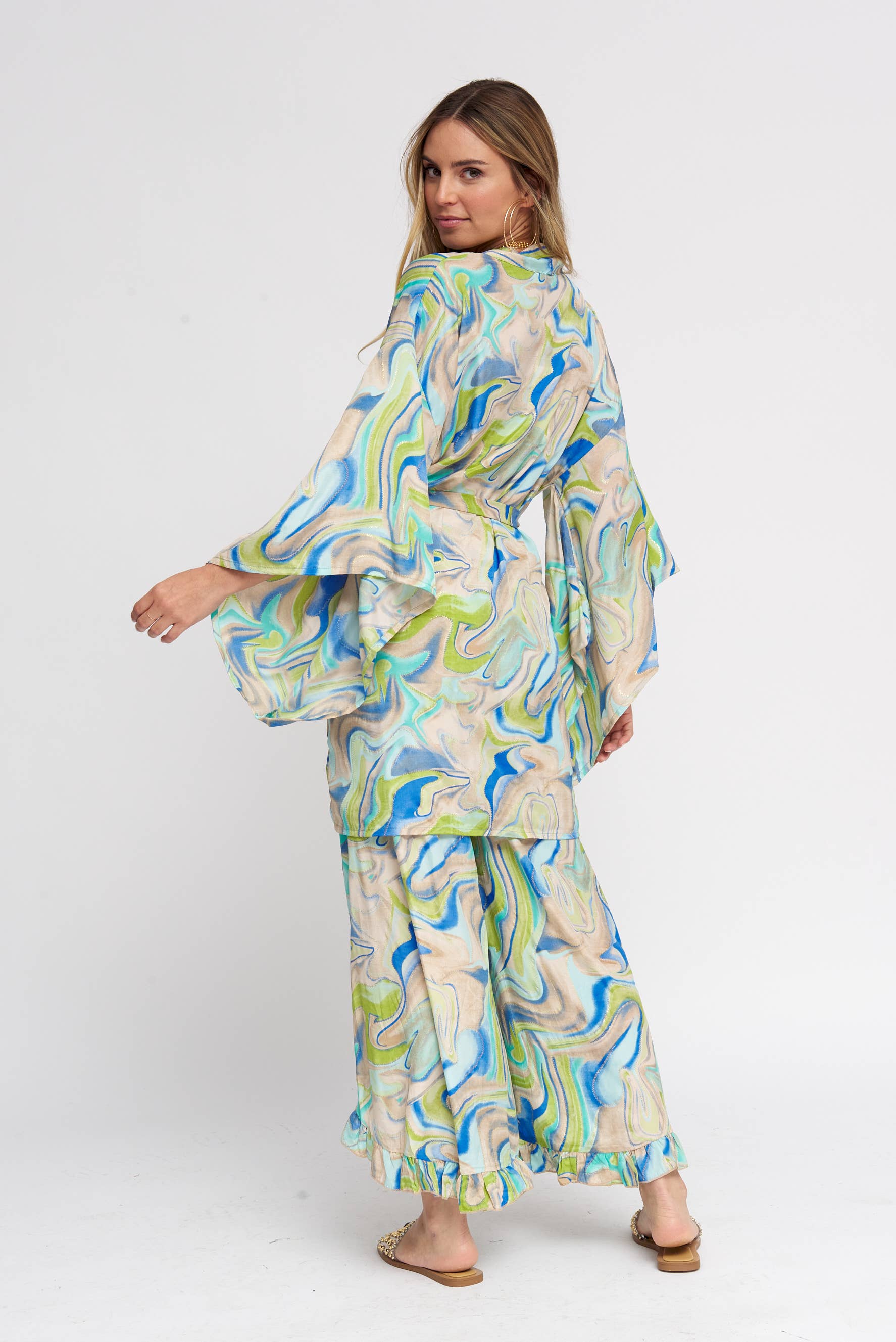 (BLEU - ROSE - VERT) Kimono court en soie froide à imprimé abstrait en vente sur Faire4