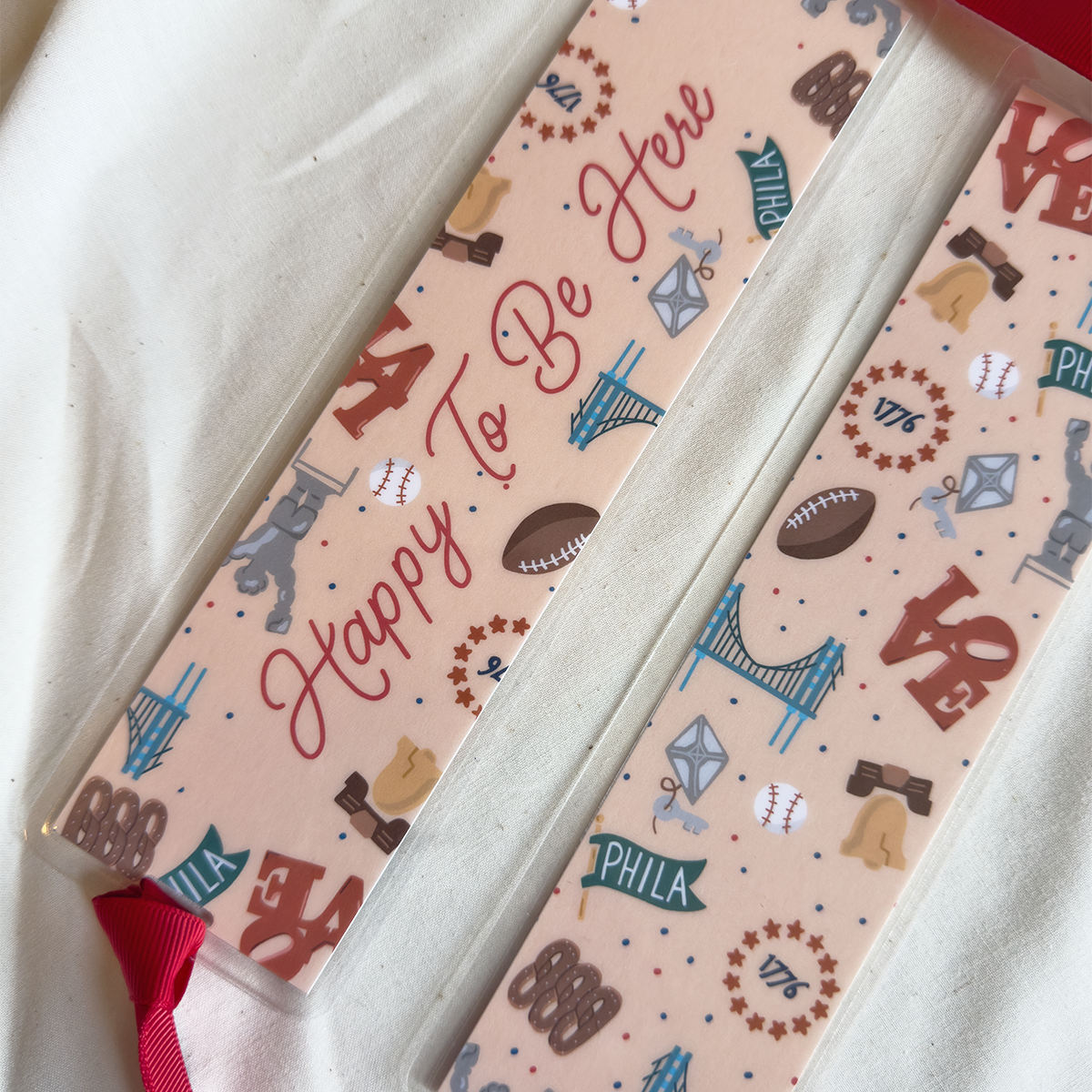 Parcel Island - Vendita all'ingrosso Segnalibro - Felice di essere qui – Segnalibro icona di Filadelfia3