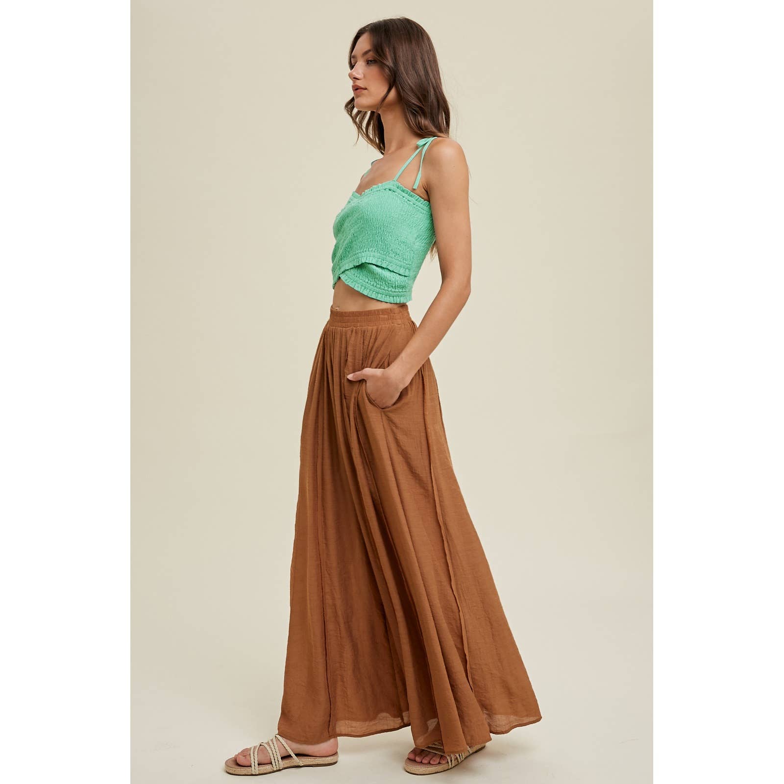 Wishlist Apparel – Großhandel Strickoberteil – Damen – CROSSOVER-MINI-MODELL MIT GESMOKTEM CROSSOVER-SCHNITT/WL23-834314