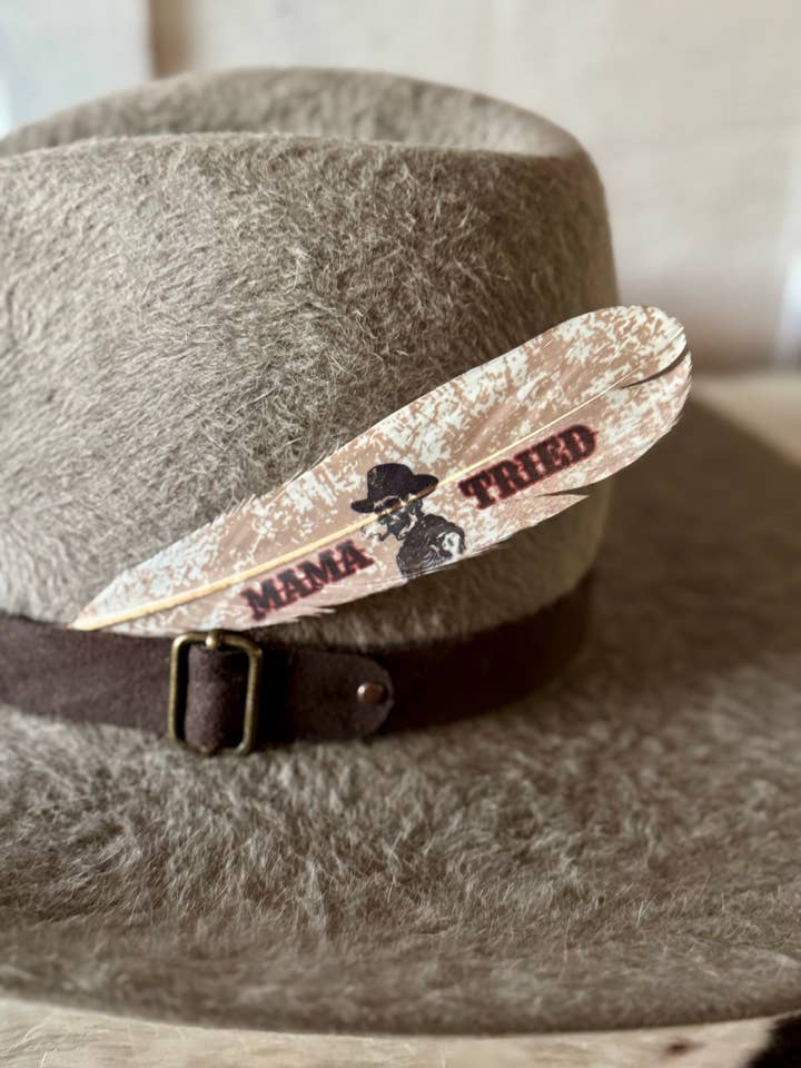 Mama Tried Teschio Cappello Piuma - Accessorio per Cappello Western per la vendita all'ingrosso da parte di Buckaroo Supply Company