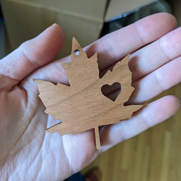 Foxwood Gifts Canada – Engroshandel Pynt – Ahornblad Hjerte Canada Træpynt - Fremstillet i Canada