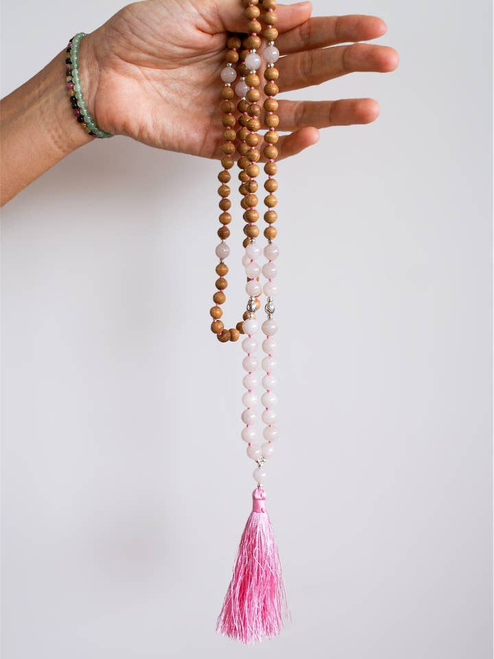 MALA DE PRIÈRE EN QUARTZ ROSE ET SANTAL pour la vente par Calma Santa