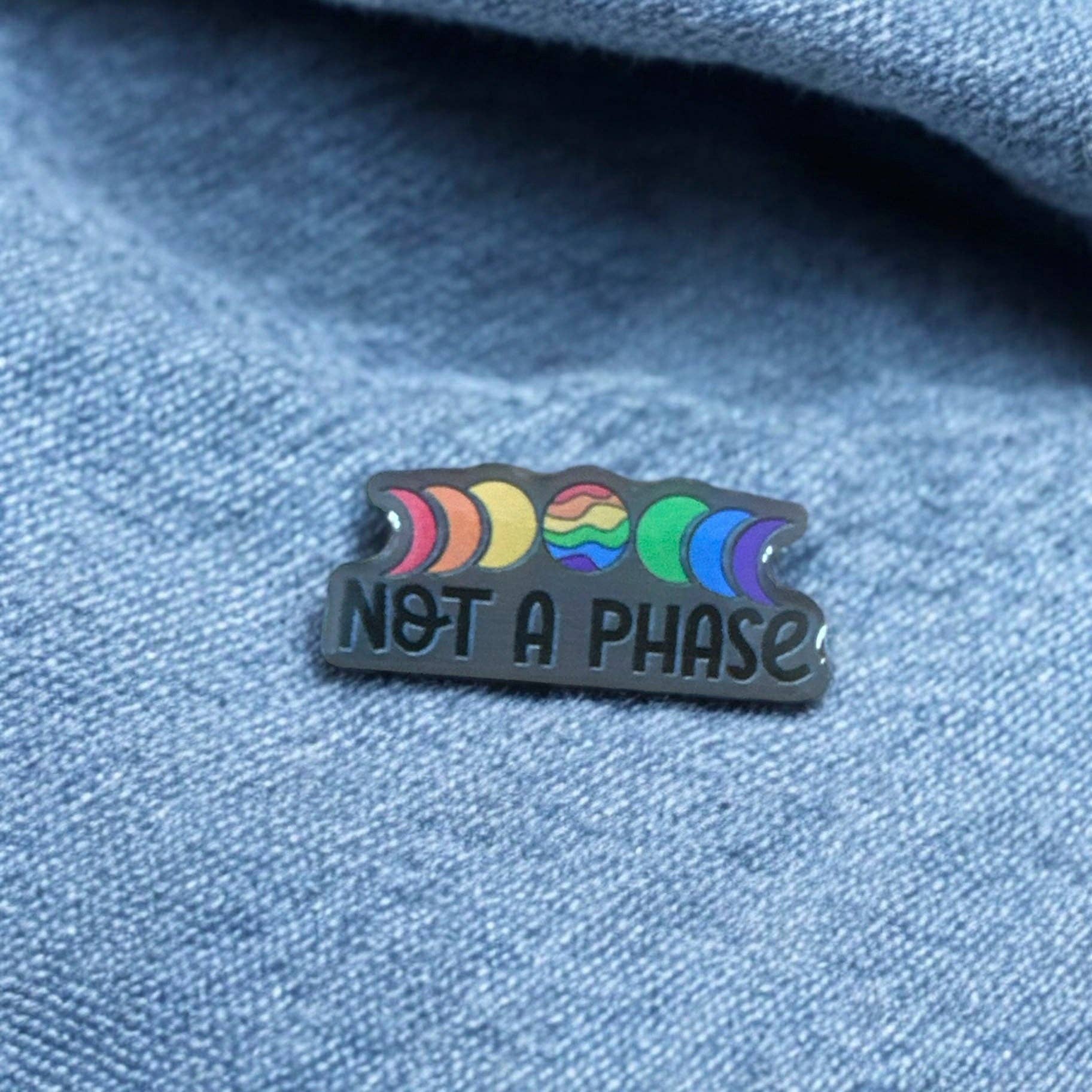 The Enamel Pin Factory – wholesale Nål och knapp för kavajslag – Inte en fas - Ekologisk emaljpinmärke1