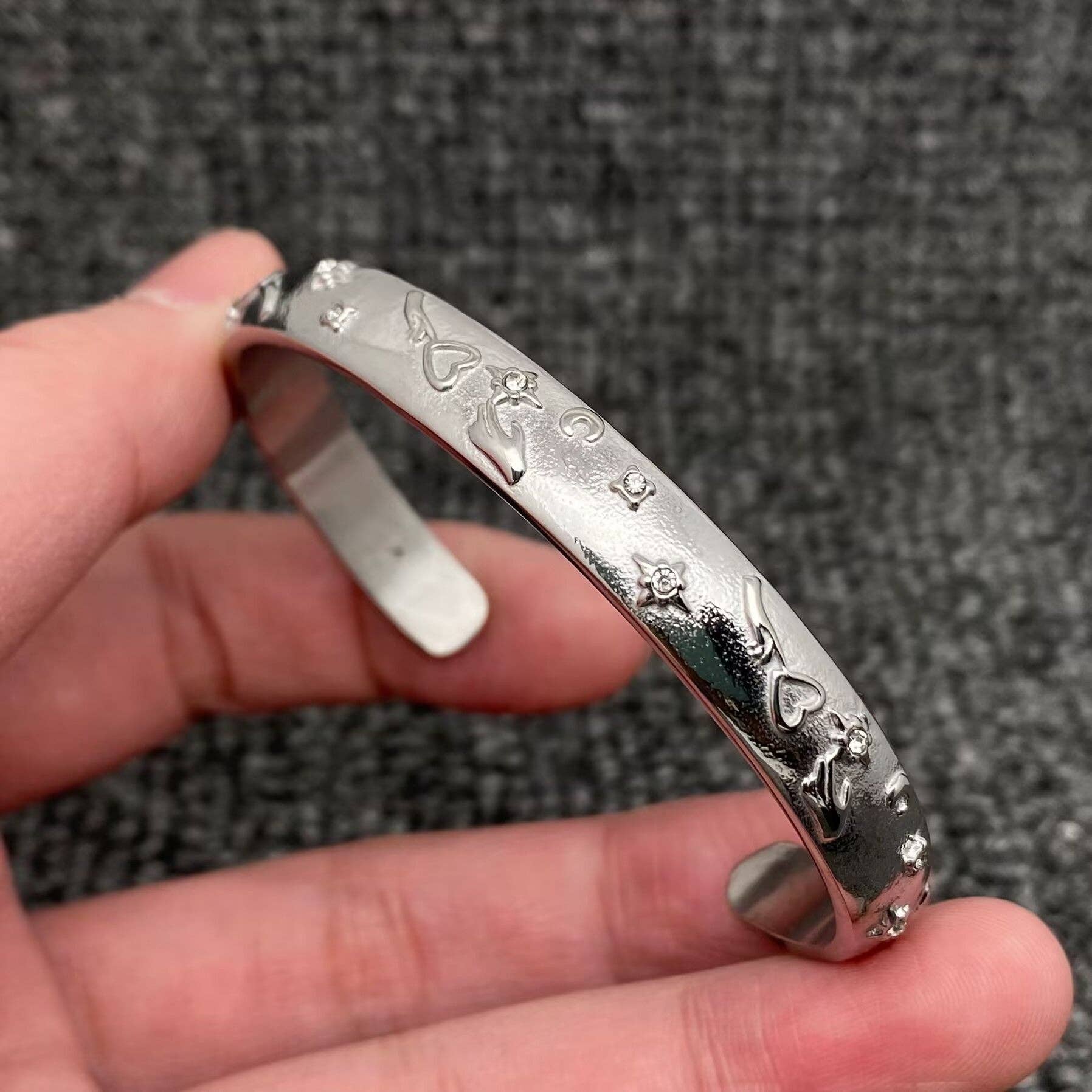 Mio Queena - Vendita all'ingrosso Bracciale a polsino - Bracciale rigido stile tarocchi in acciaio inox placcato oro 18K - FGS/MS33