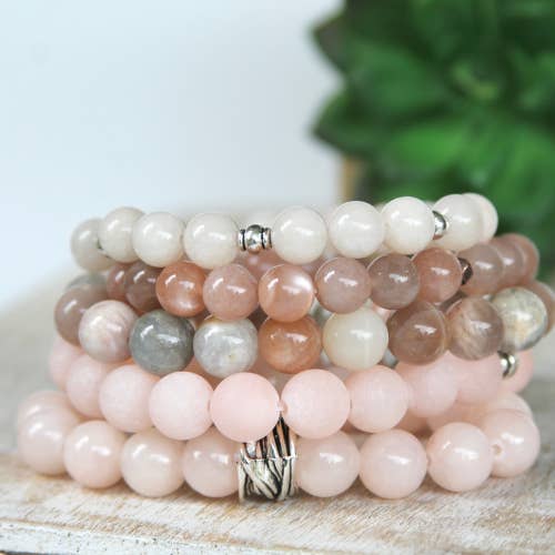 Bracelets énergétiques Blush Natural Stone 1 étui (12 pièces) pour la vente par Eve and Grace Designs