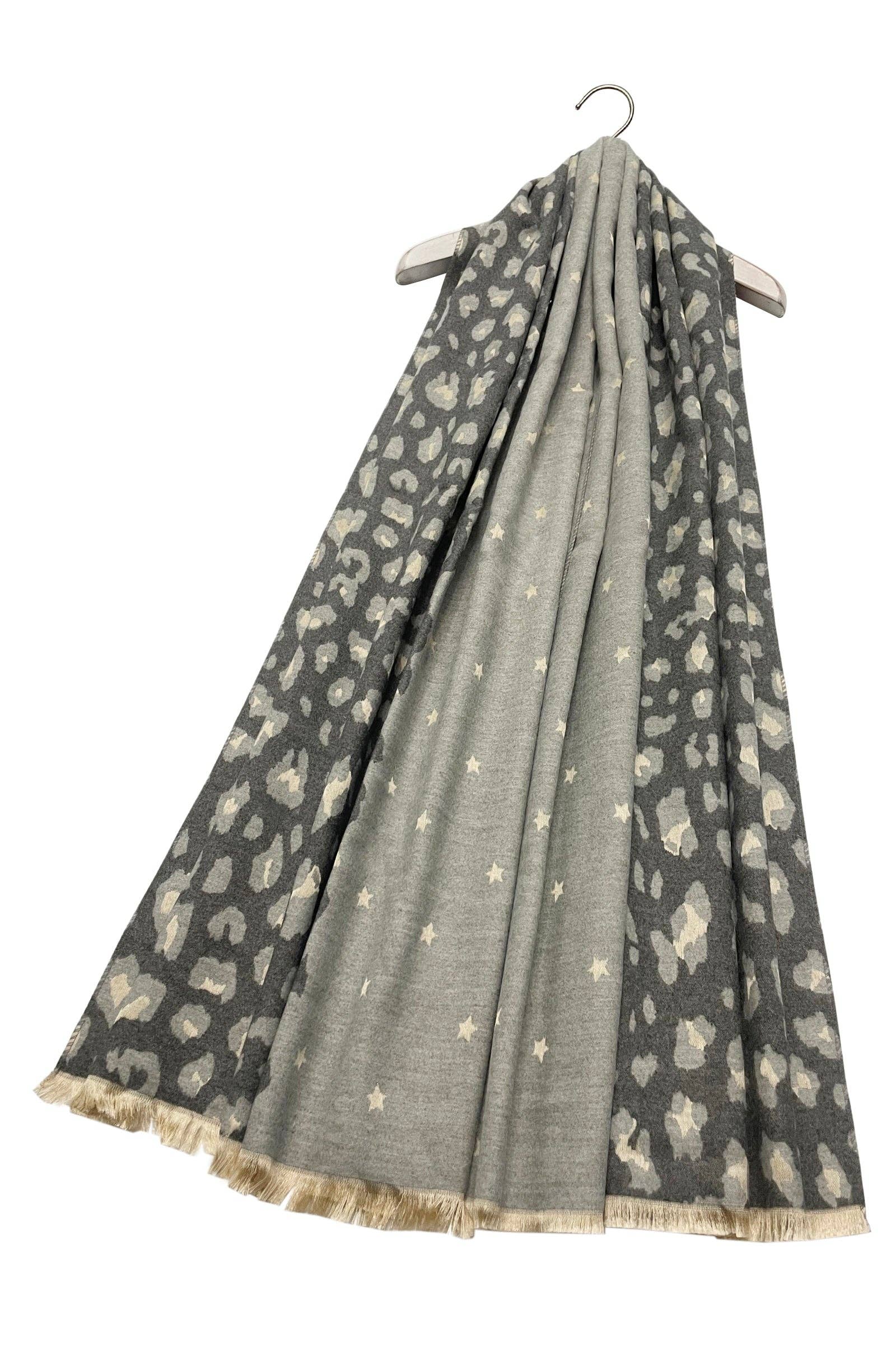 Fashion Scarf World – wholesale Halsduk - Dam – Stjärn- och leopardmönstrad vändbar scarf med fransar4