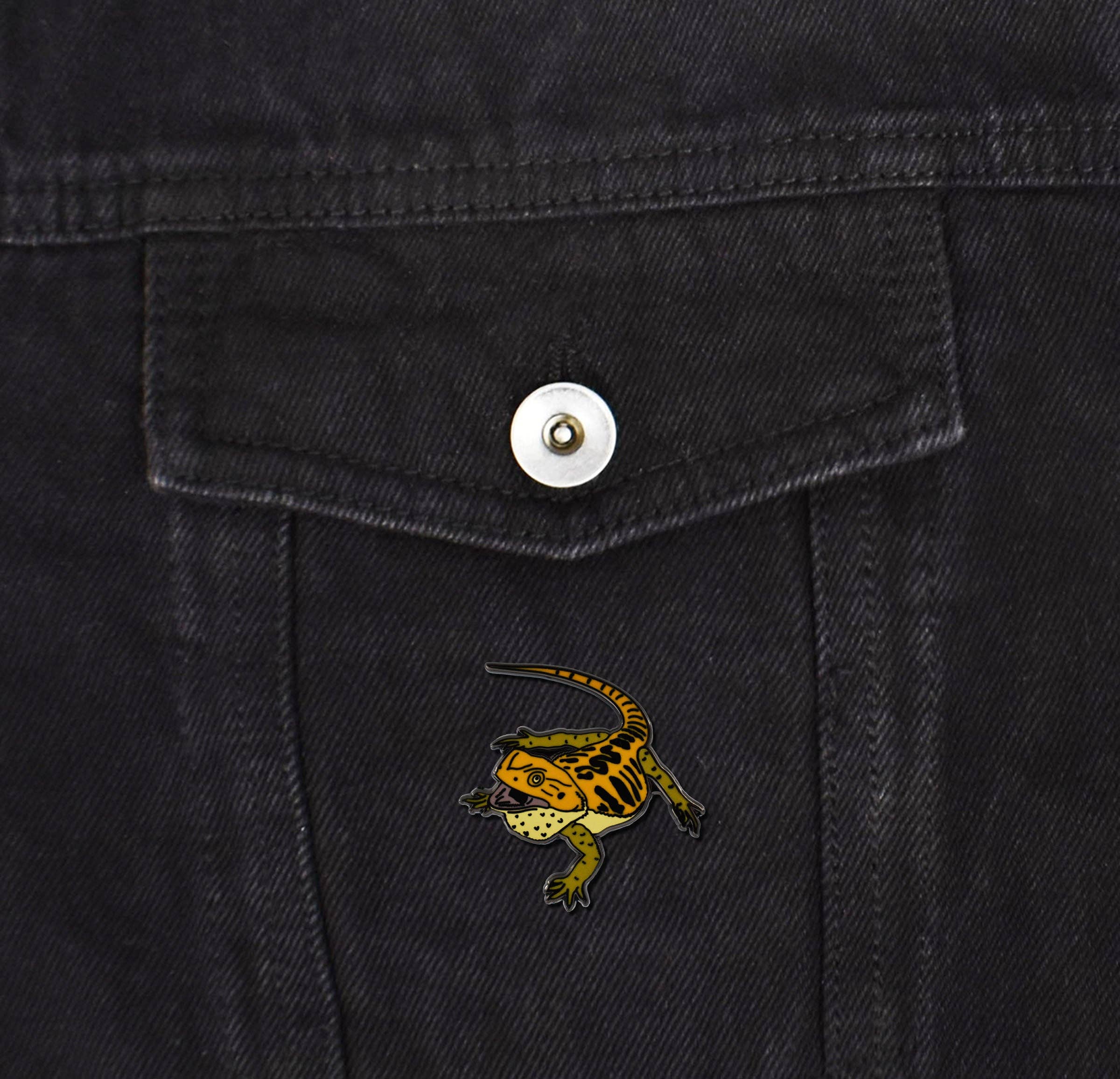 Clayton Jewelry Labs – wholesale Nål och knapp för kavajslag – Skäggig Dragon Pogona Lizard Hård Emalj Pin1