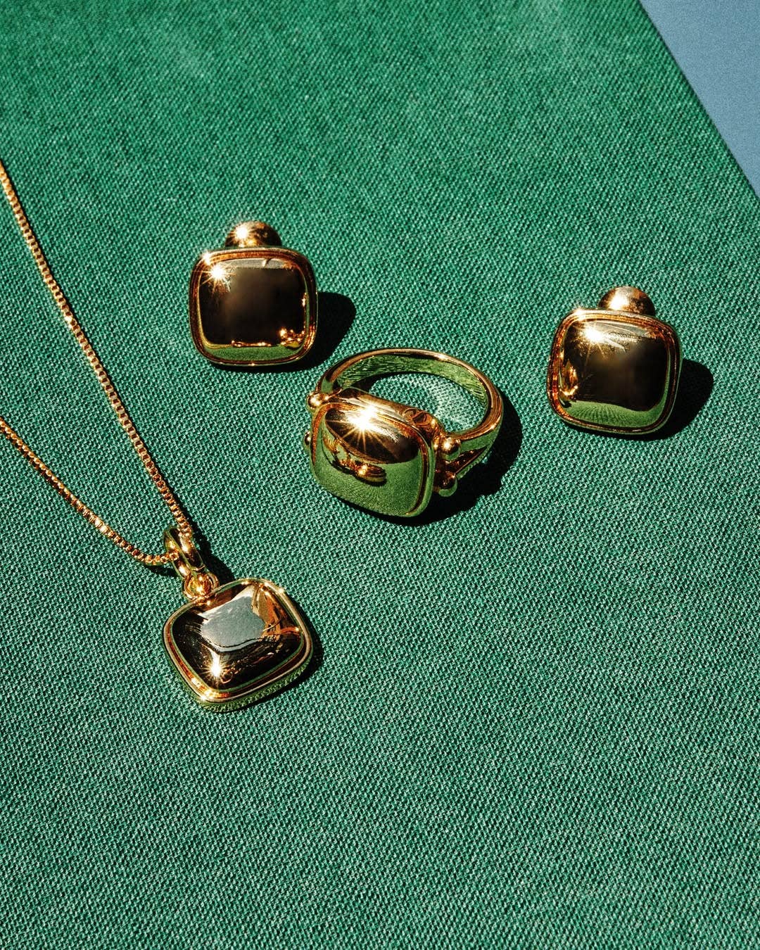 Sessori - Vente Bague de cocktail/de cérémonie - [Bague Carrée Sculptée en Or Cara 18K]3