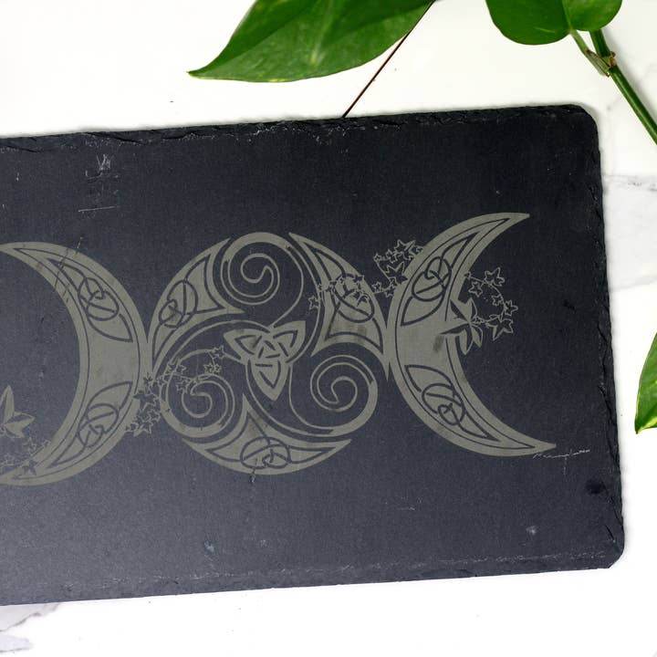 Three Witches Tea Shop - Vente Dessous-de-plat - Dessous de plat gravé triple lune en ardoise de 12 po