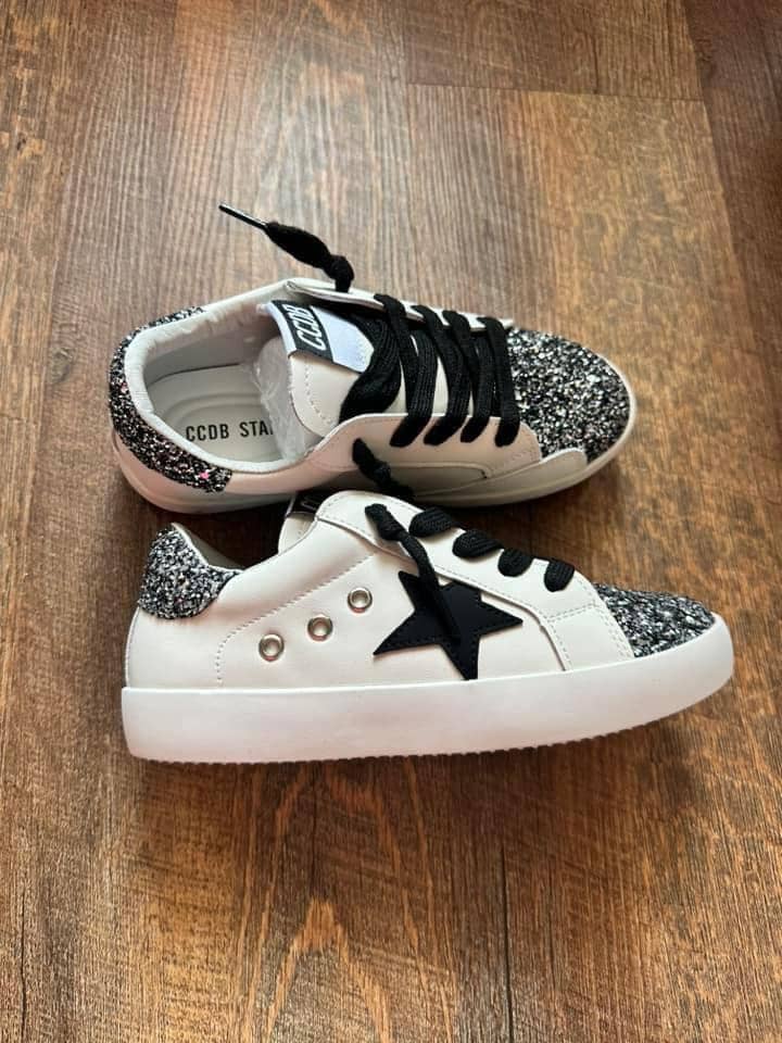 Sneakers nere a forma di stella con dettagli glitterati neri/argentati  per la vendita all'ingrosso da parte di Torn and Trendy