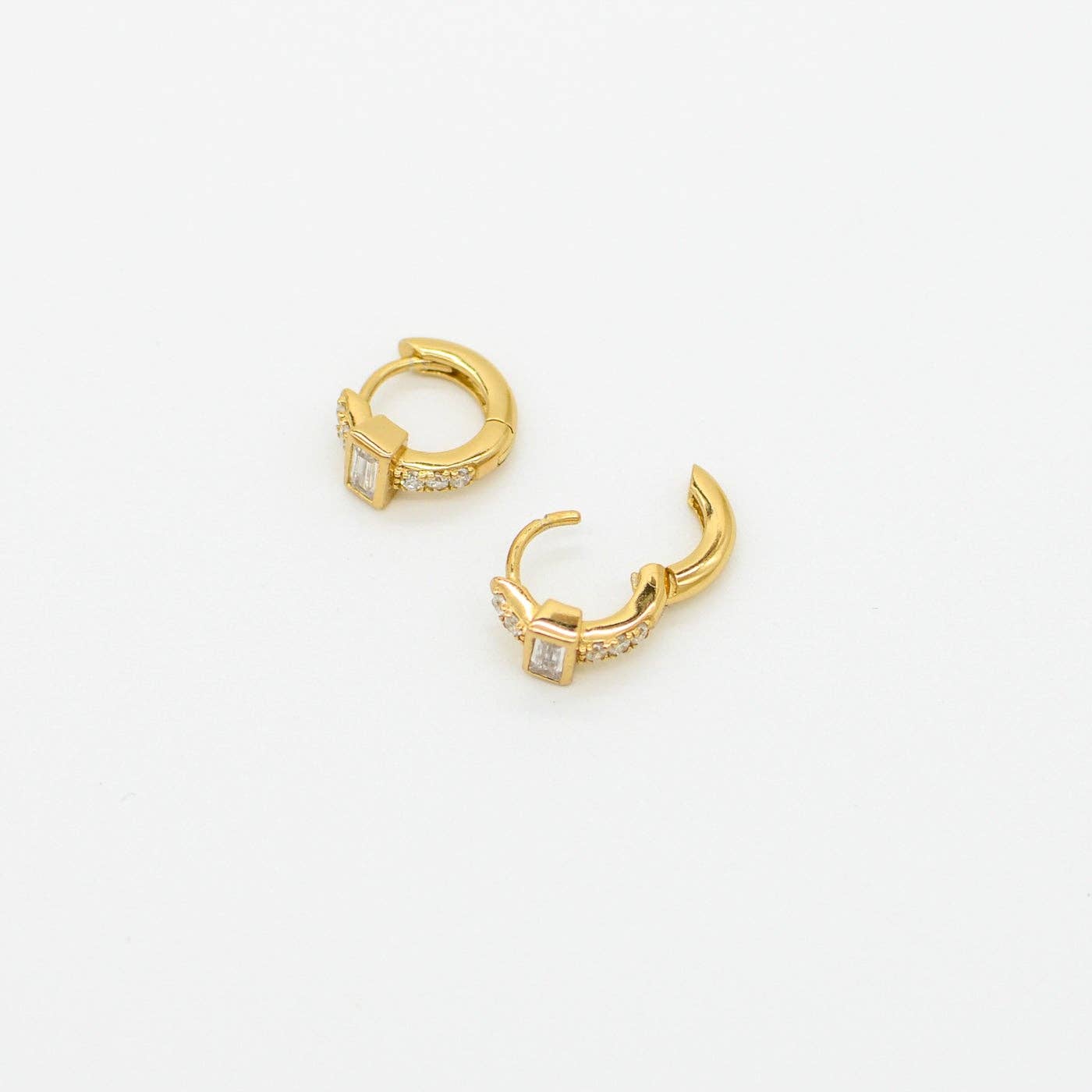 Au 79 - Wholesale Huggie Earrings - Rhodes Baguette Huggies3