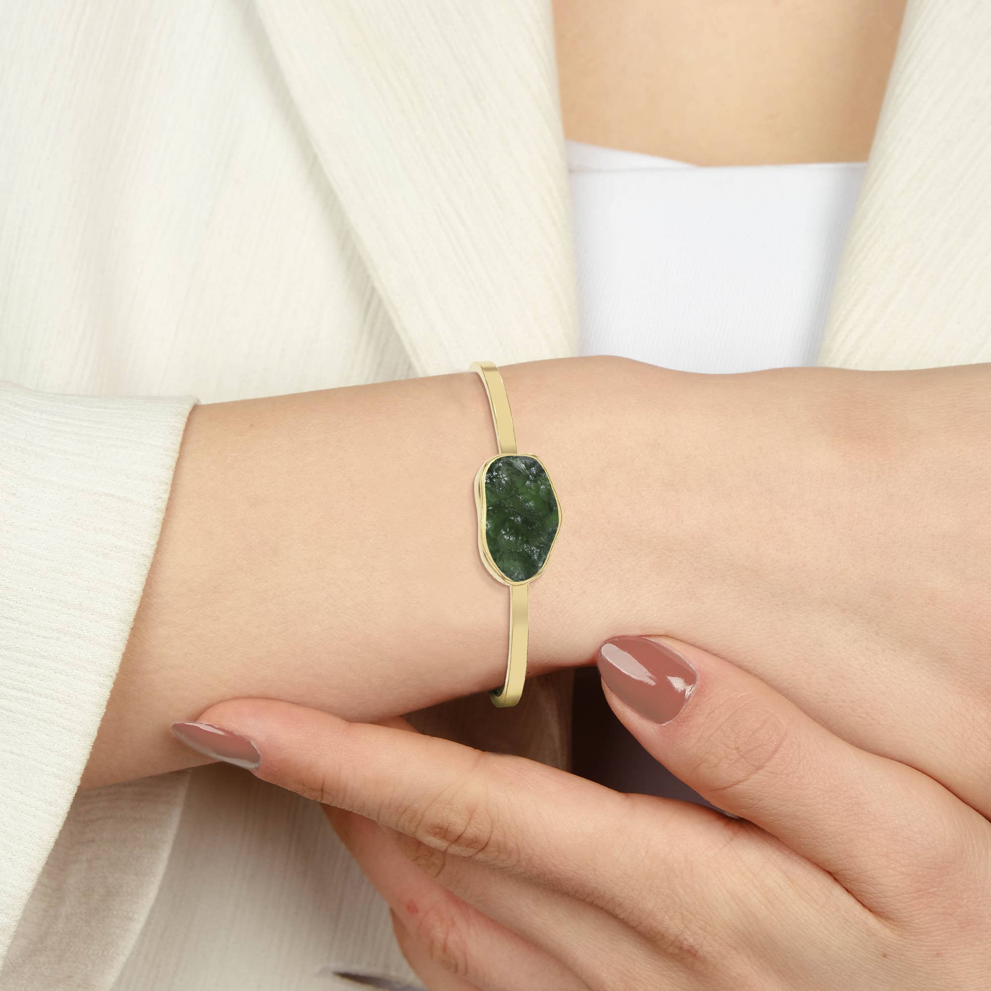 Nature Crafts – wholesale Manschettarmband – Naturligt moldavitarmband i silver/guld vermeil1