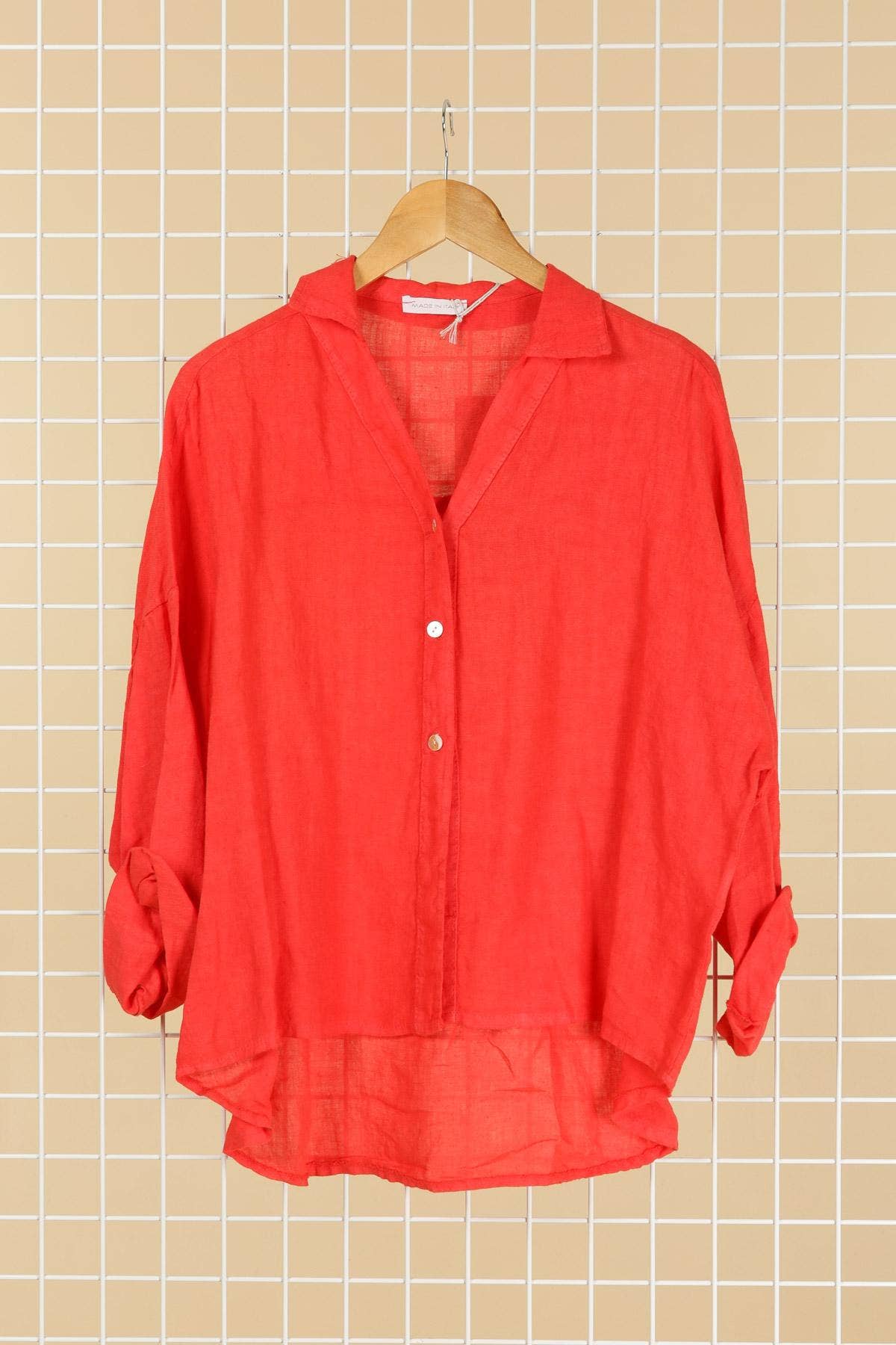 la maison des fibres naturelles – Engroshandel Skjorte med buttondown – til kvinder – Hørskjorte med sidelommer og bagplissering1