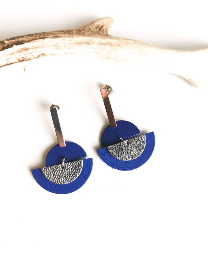 Oorbellen - LUNA - Leer en roestvrij staal - PAARS voor wholesale door De fil en vadrouille